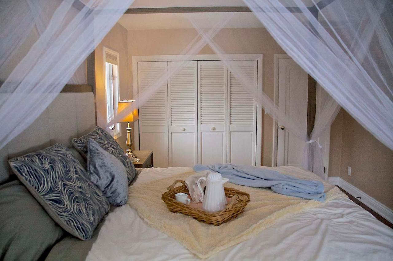 The Cheshire Cat Bed And Breakfast Elora Exterior photo