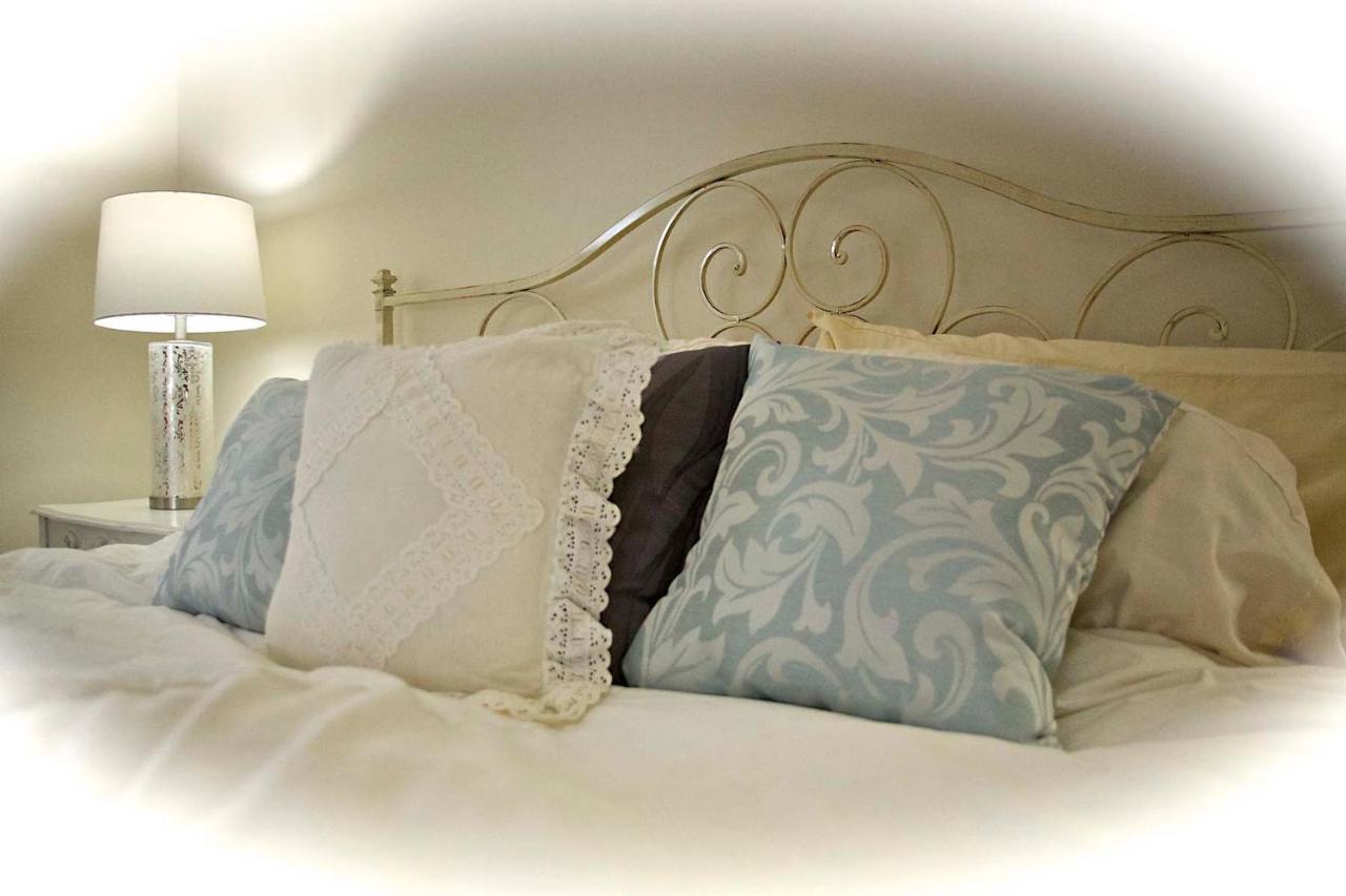 The Cheshire Cat Bed And Breakfast Elora Exterior photo